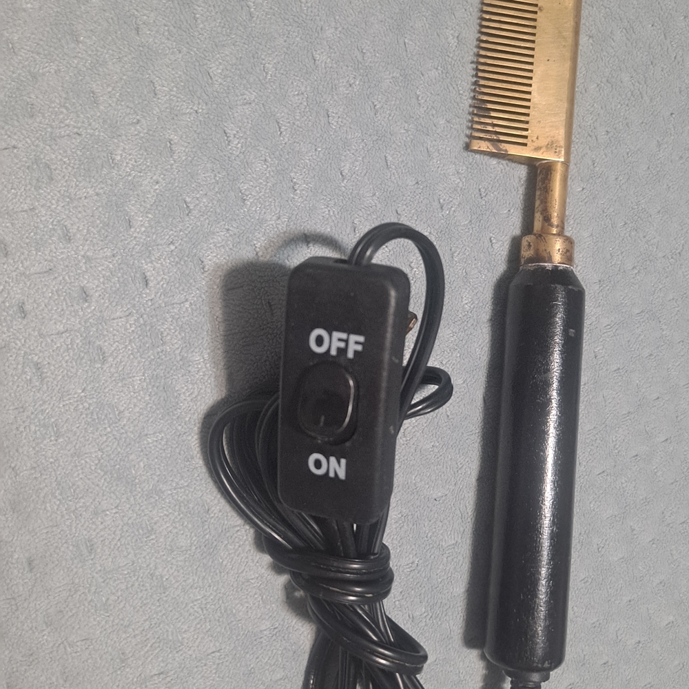 Hot & Hotter Electrical Straightening Hot Comb with Black Handle.